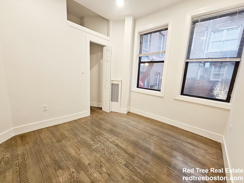 Building Photo - 24 Phillips St