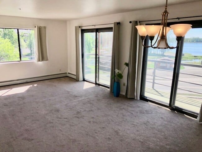 Building Photo - One Bedroom Lakefront Condo with Garage