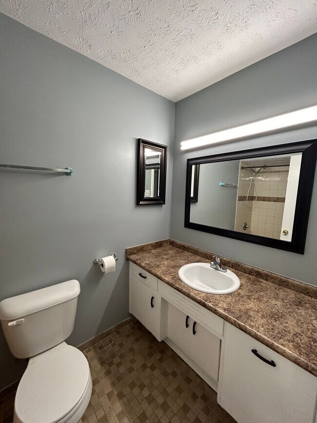 Building Photo - North Columbus and convenient to schools, shopping and I-185.