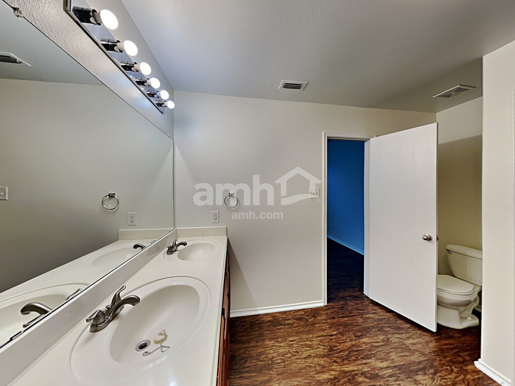 Building Photo - 742 Mission Ln