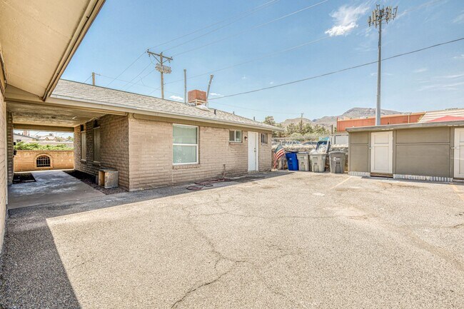 Building Photo - Beautiful 2 bed - 1 baths apartment  part of a TRIPLEX