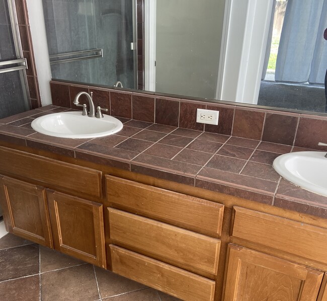 Building Photo - Spacious 4 Bedroom House