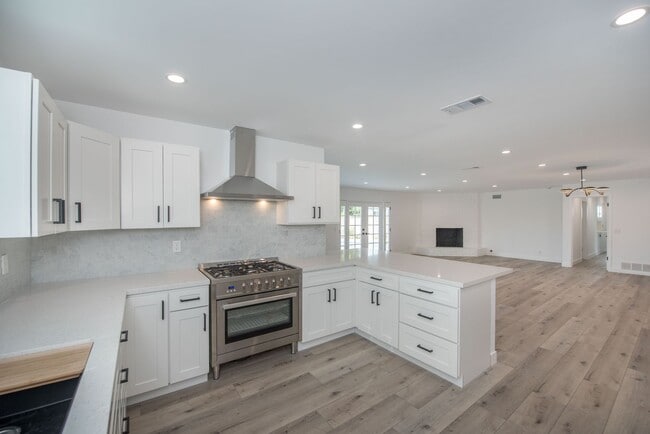 Building Photo - Dover Shores
