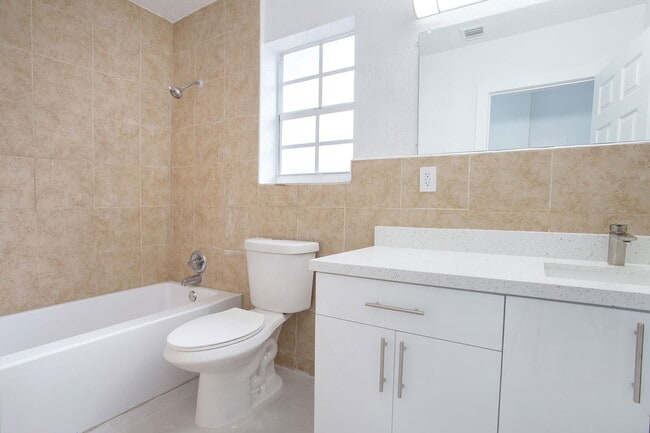 Building Photo - 17600 NE 2nd Ct