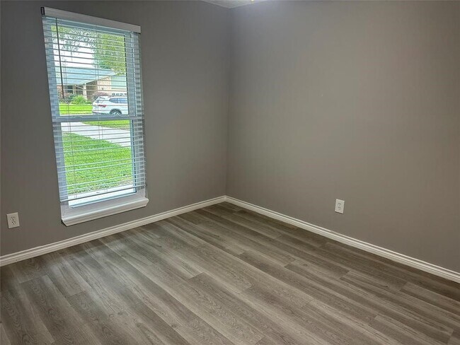 Building Photo - 228 Oak Manor Dr