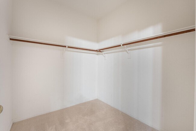 Building Photo - Luxurious Home in Gated Community