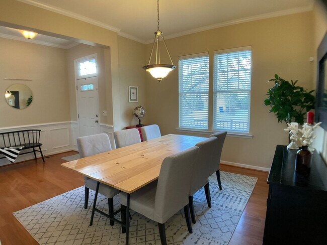 Building Photo - Meticulously maintained 3 bed, fenced yard...