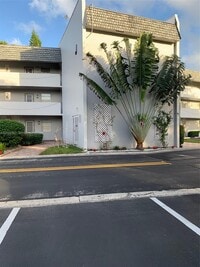 Building Photo - 7797 Golf Cir Dr