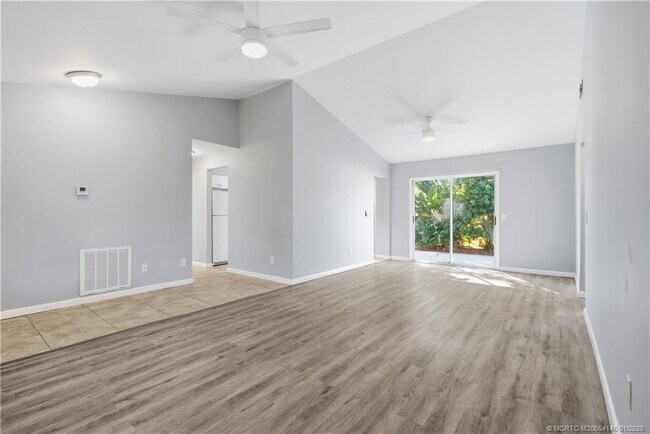 Building Photo - 1074 SW Jennifer Terrace