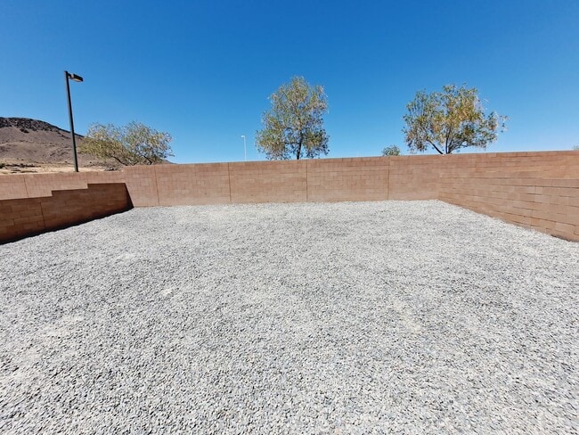 Building Photo - 3 bed 2 bath home in Huning Ranch!  MOVE IN SPECIAL!