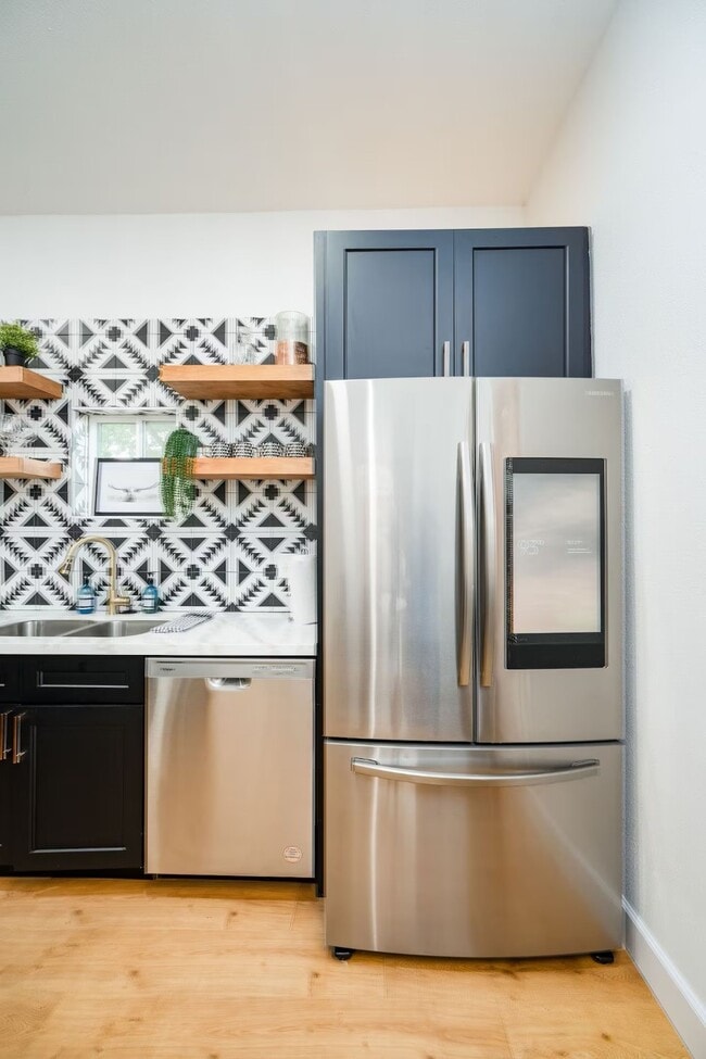 Building Photo - 502 Dark St