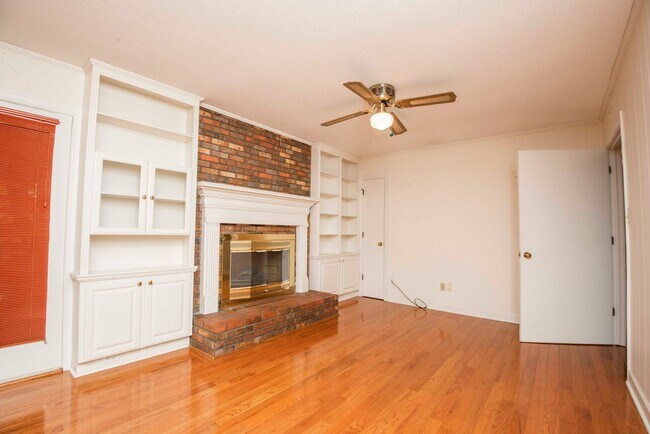 Building Photo - Halls 37938 - 4 bedroom, bath home with 4 garage spaces - Call Susan Niedergeses 865-300-4722