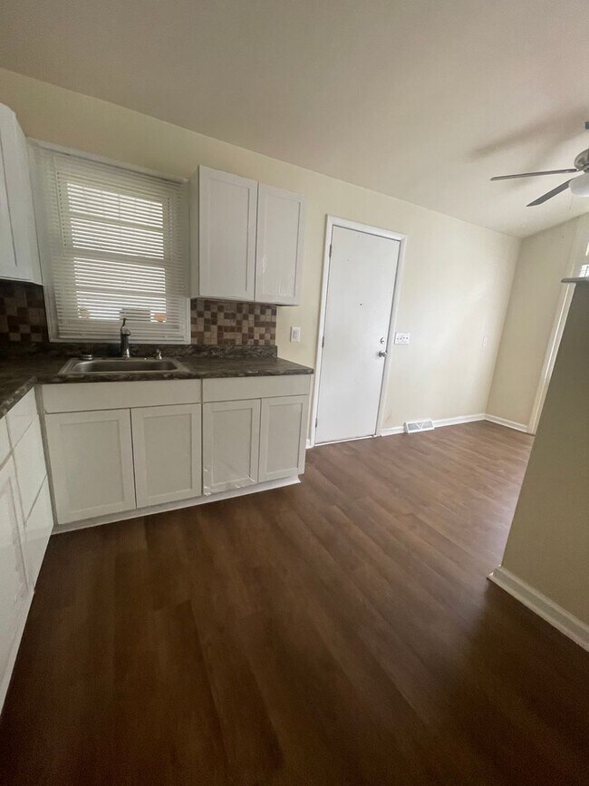 Building Photo - Adorable 3 Bedroom with Updates