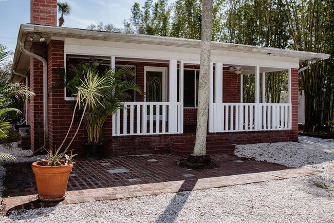 Building Photo - Riverfront Oasis in the City of Tampa!
