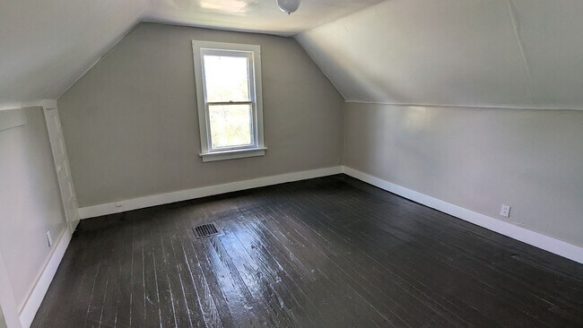 Building Photo - Spacious 5-bedroom, 1-bath home offers flexible living across multiple levels in Akron