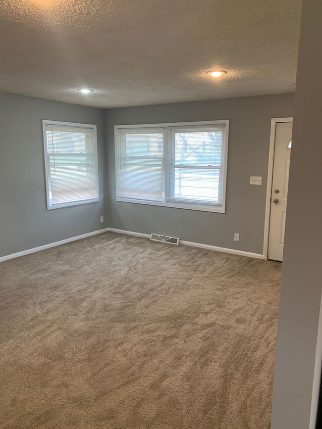 Building Photo - Charming 3 bedroom house St. Cloud!