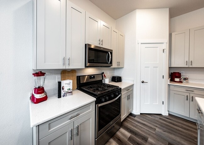 Building Photo - Fully Furnished 3 Bedroom 2.5 Bath Luxury Townhome by Garden of the Gods