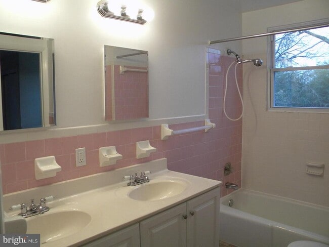 Building Photo - 5022 Druid Dr
