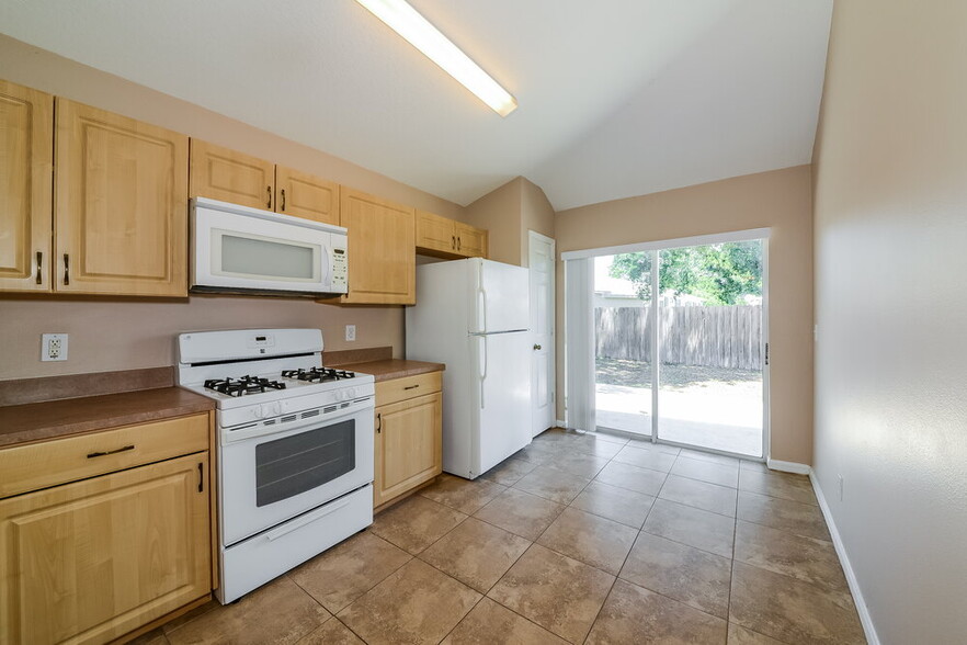 Building Photo - 10411 Lakeside Vista Dr