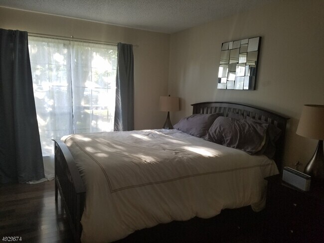 Building Photo - 297 English Pl