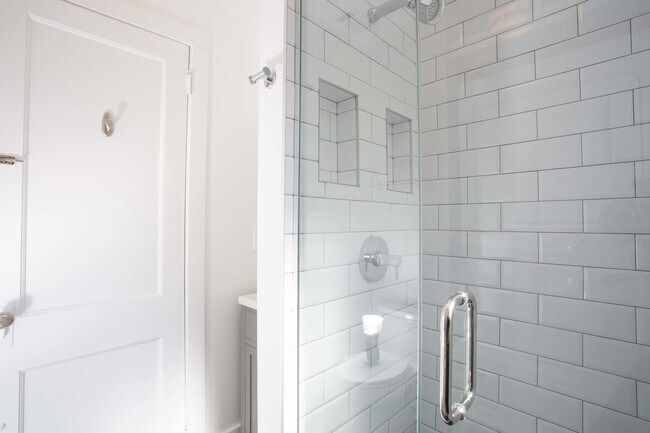 Building Photo - 3338 N Wolcott Ave