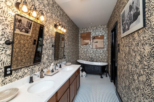 Building Photo - 70 Arshamomaque Ave