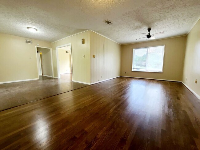 Building Photo - Great 3/2 Single Family Home in Casa Linda