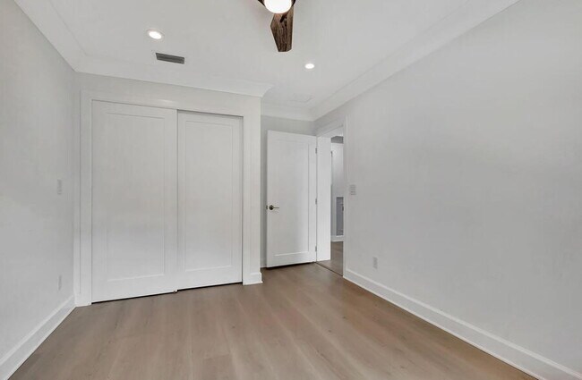 Building Photo - 400 Venice Dr