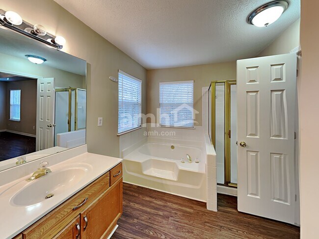 Building Photo - 4010 Logan Cir