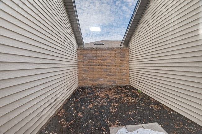 Building Photo - 3306 S Greenpark Dr