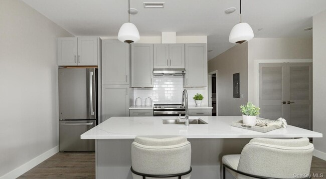 Building Photo - 3 Hudson W Dr