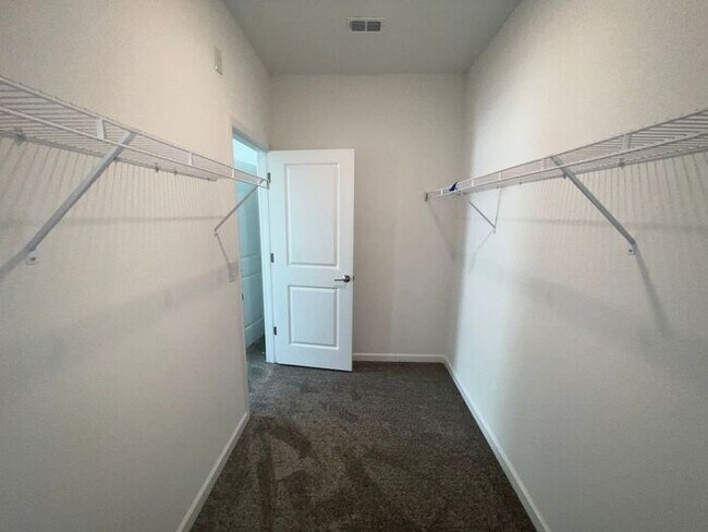 Building Photo - Nearly New 4 bedroom 2.5 bath St. Cloud ho...