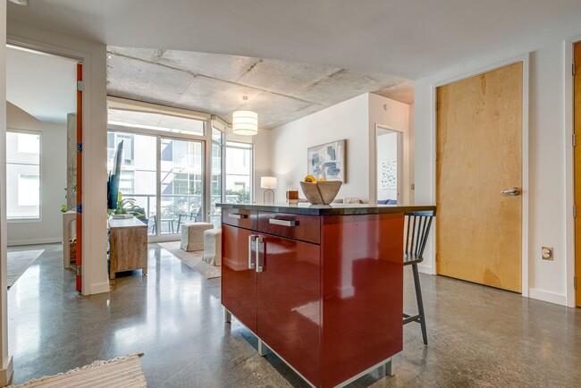 Building Photo - 2 bed, 2 bath Condo in the Gulch with park...