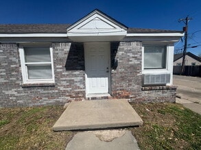 Building Photo - 824 S Water St