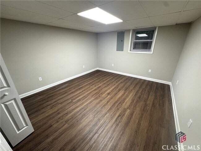 Building Photo - 108 White St