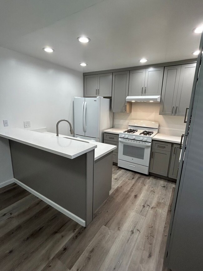 Building Photo - Updated Laguna Vista Condo!