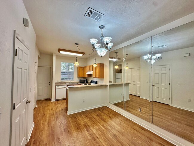 Building Photo - Spacious 2 Bed / 2.5 Bath Townhome in Vict...