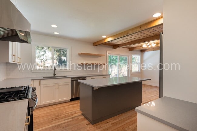 Building Photo - Exceptional Remodel Near Waluga Park