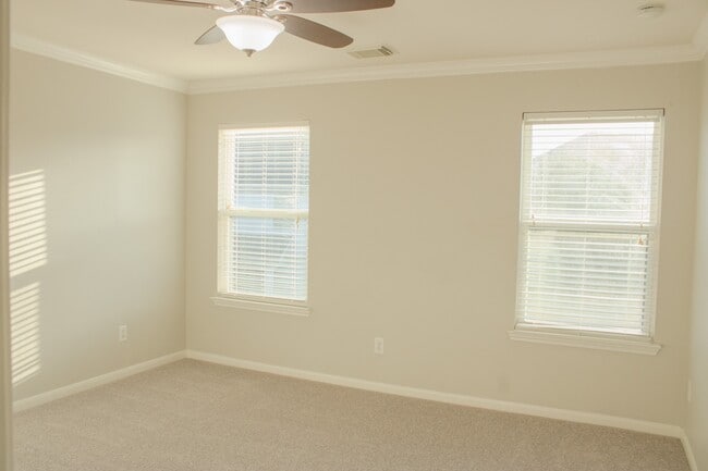 Building Photo - 29607 Legends Green Dr