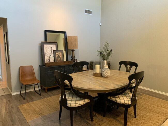 Building Photo - 104 N Troy Ave