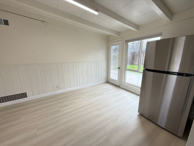 Building Photo - 2598 Dixon Dr