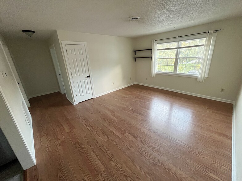 Building Photo - 25A Pine Ln