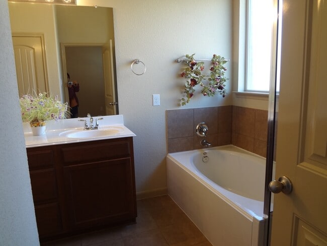 Building Photo - 24510 Avellino Ct