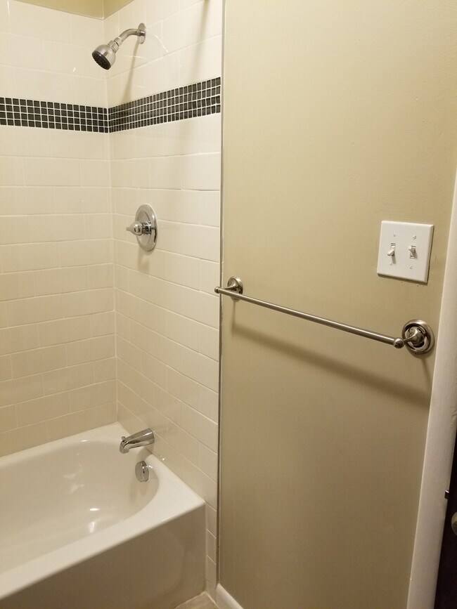 Building Photo - 305 Woodview Ave