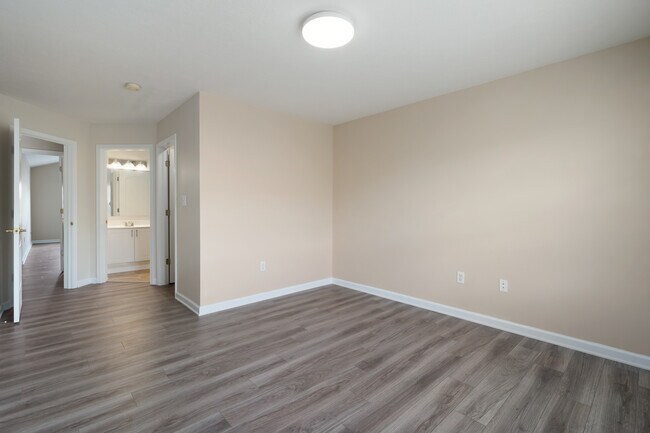 Building Photo - 670 Mystic Pointe Dr