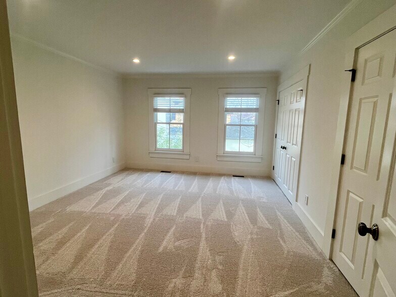 Building Photo - 670 Mohawk St