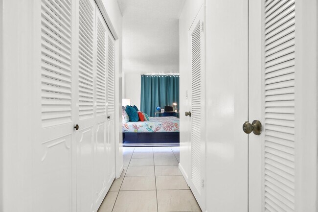 Building Photo - 3725 S Ocean Dr