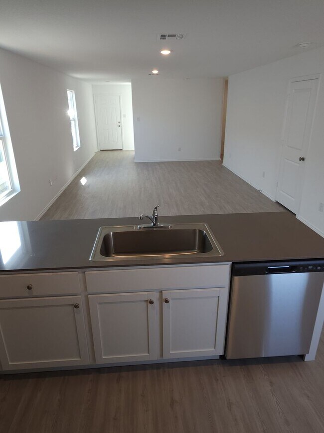 Building Photo - Converse Area - Knox Ridge