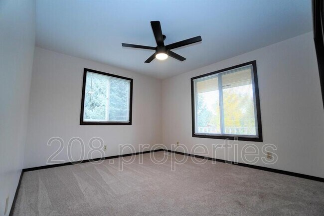 Building Photo - 3392 S Maze Ave