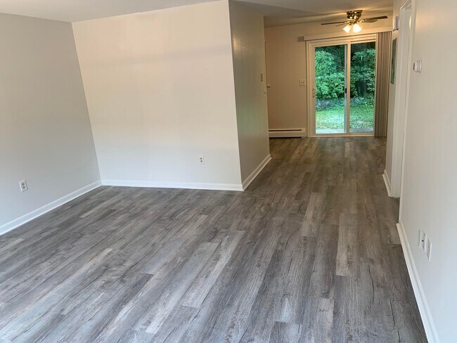 Building Photo - 2 Bedroom Townhouse